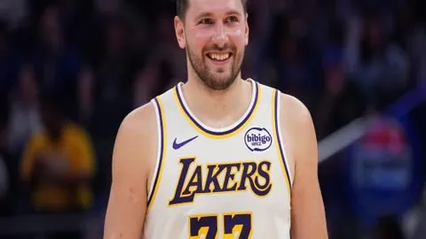 “图拉姆进球助尤文图斯2-0维罗纳，再现经典兄弟庆祝瞬间”